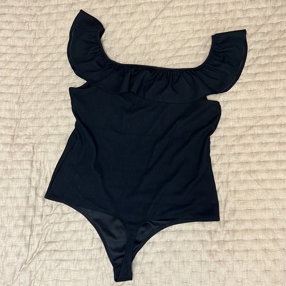 🖤NWT Express Black Ribbed Off Shoulder Bodysuit🖤 - Picture 2 of 5